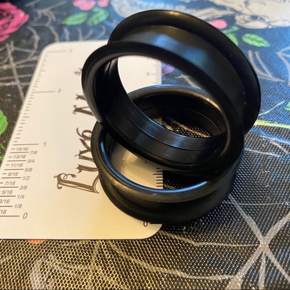 Plugs/Gauges, Earrings Silicone/Soft Tunnels - Picture 3 of 3